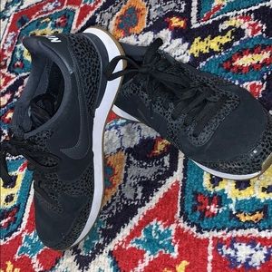 Nike internationalist black suede